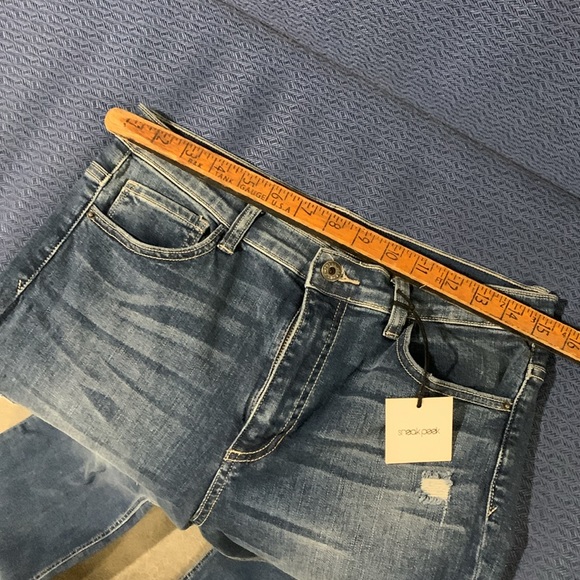 Sneak peek Flare Jeans - Picture 7 of 8